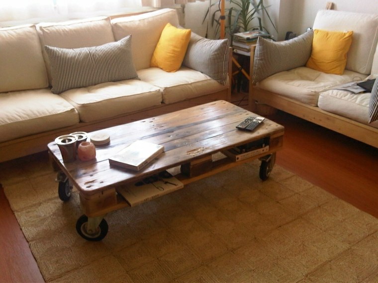 table de salon en palette bois roulettes idée canapé coussins