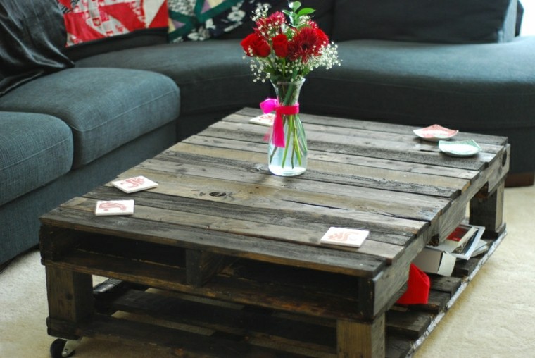 table de palette en bois idée bouquet fleurs canapé angle coussins
