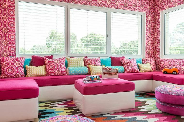 tapis chambre couleurs canapé rose coussins pouf