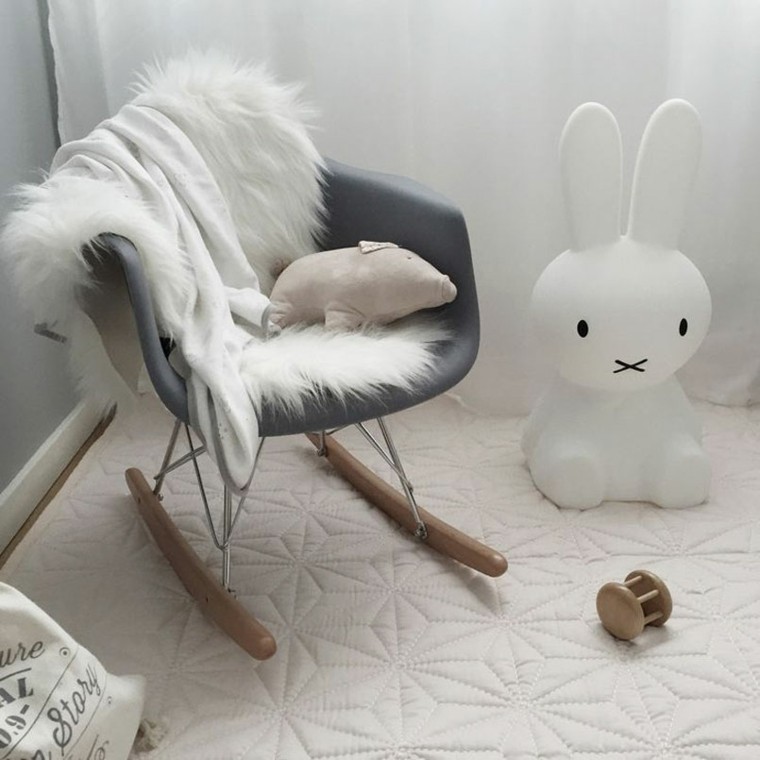 fauteuil à bascule chaise design grise tapis sol blanc lapin eames