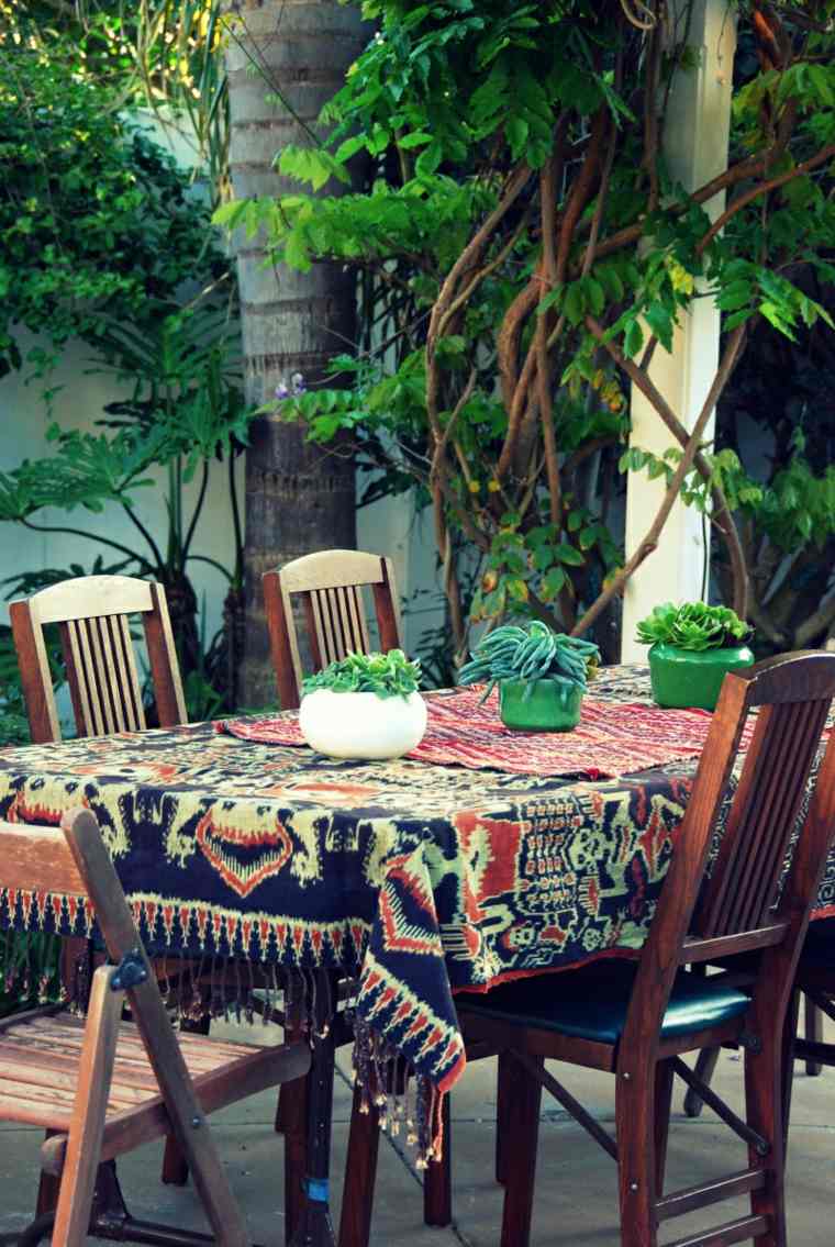 décorer extérieur salle à manger table bois chaise nappe laine