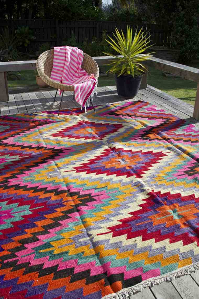 décorer véranda tapis sol laine fauteuil résine 