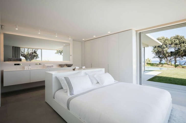 intérieur moderne lit tête de lit coussins salle de bains bois garde-robe