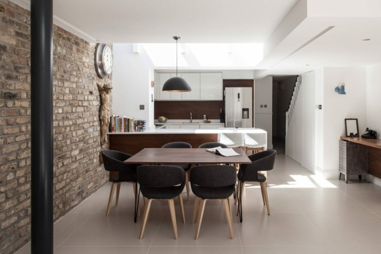 intérieur salle à manger table bois design fauteuil noir moderne 
