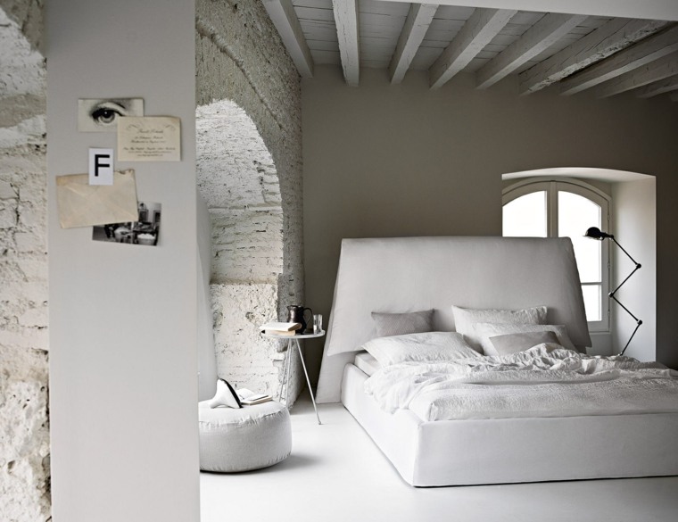 intérieur blanc design tête de lit moderne idée mur briques 