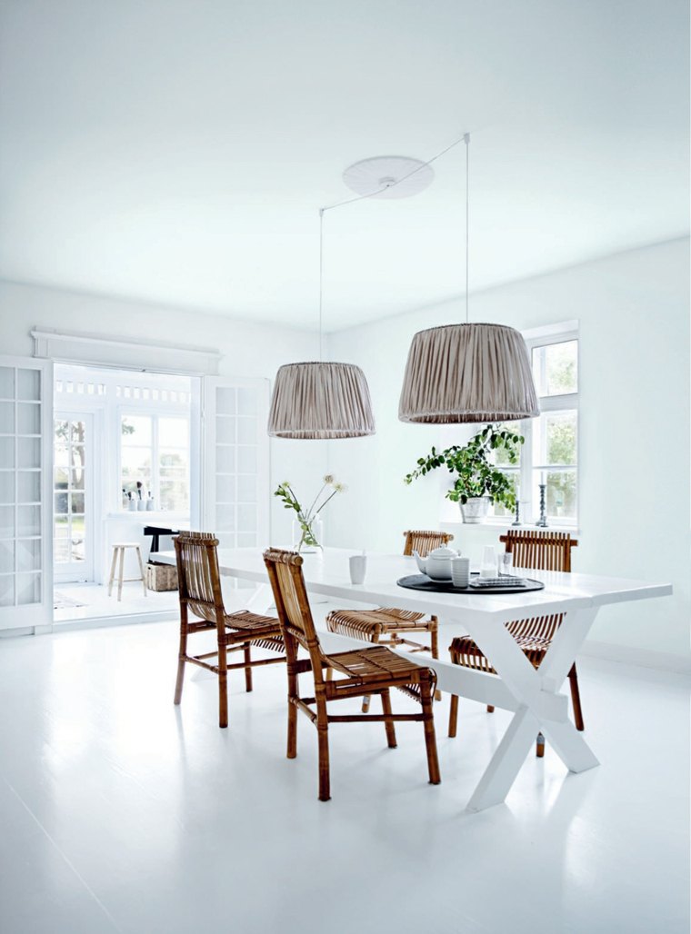 salle à manger design blanc intérieur luminaire suspension chaises bois