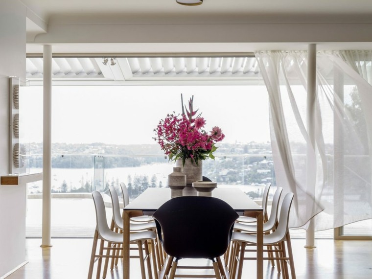 design moderne intérieur table à manger salle à manger déco fleurs chaises