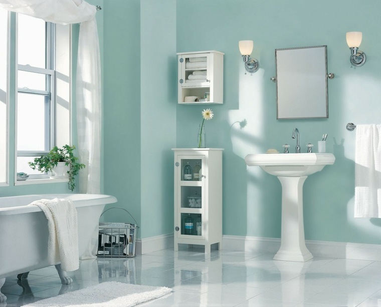 salle de bains bleue idée baignoire blanche miroir mur peint bleu