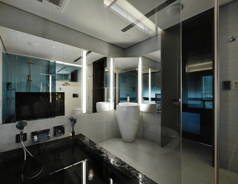 salle de bains contemporaine miroir idée baignoire noire télévison