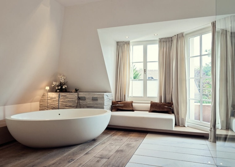salle de bains moderne baignoire moderne banc coussins parquet bois