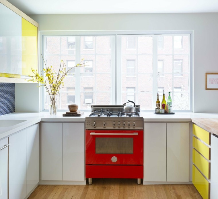 déco cuisine rouge et blanche style moderne touches couleur jaune