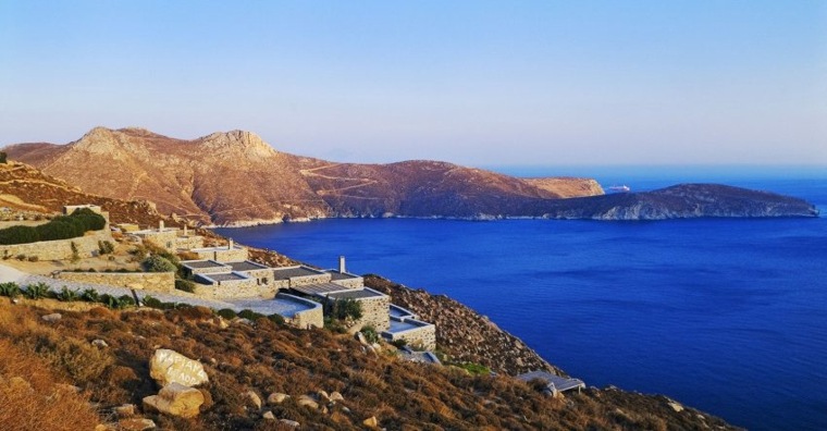 maison en pierre apparente au bord de la mer Egée