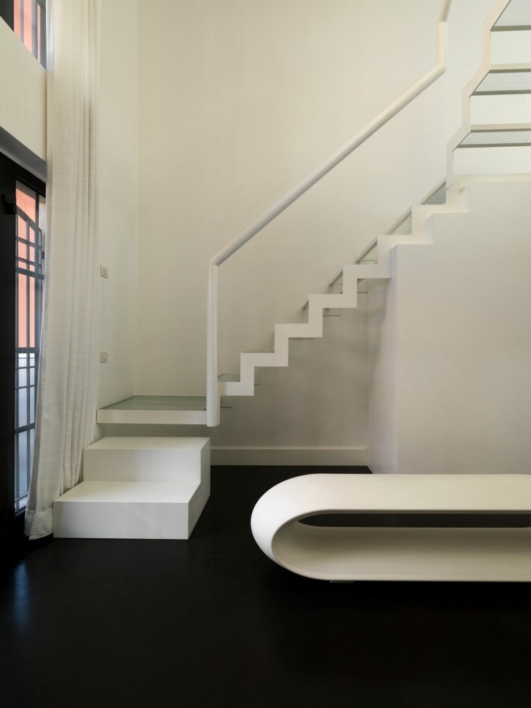 rampe escalier moderne plastique blanc