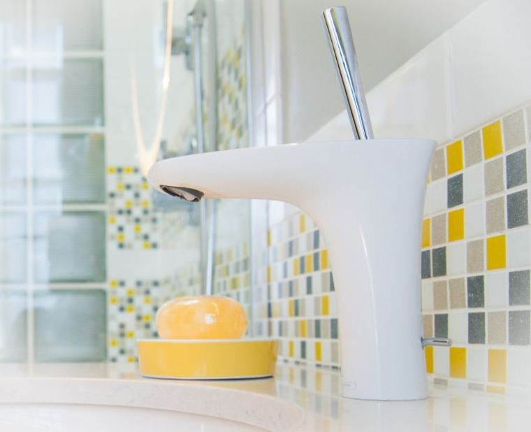 salle de bain tendance robinetterie moderne couleur carrelage mural