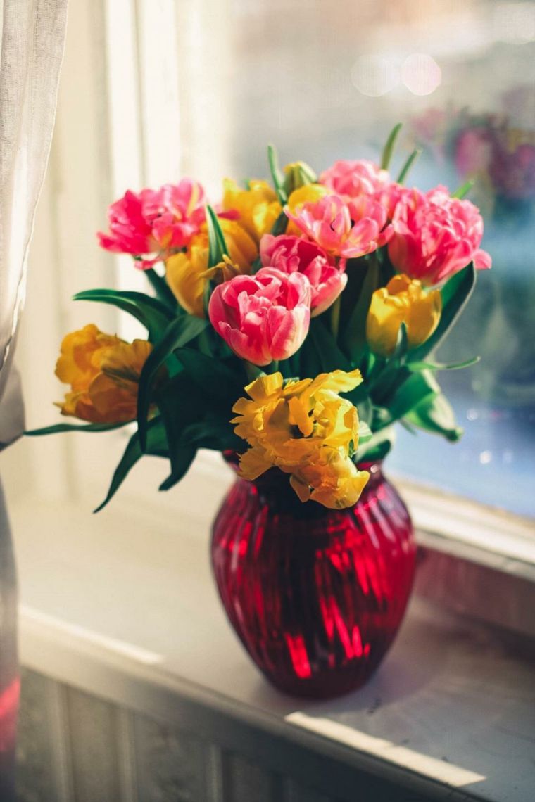 décorer table anniversaire idée bouquet fleurs vase rouge