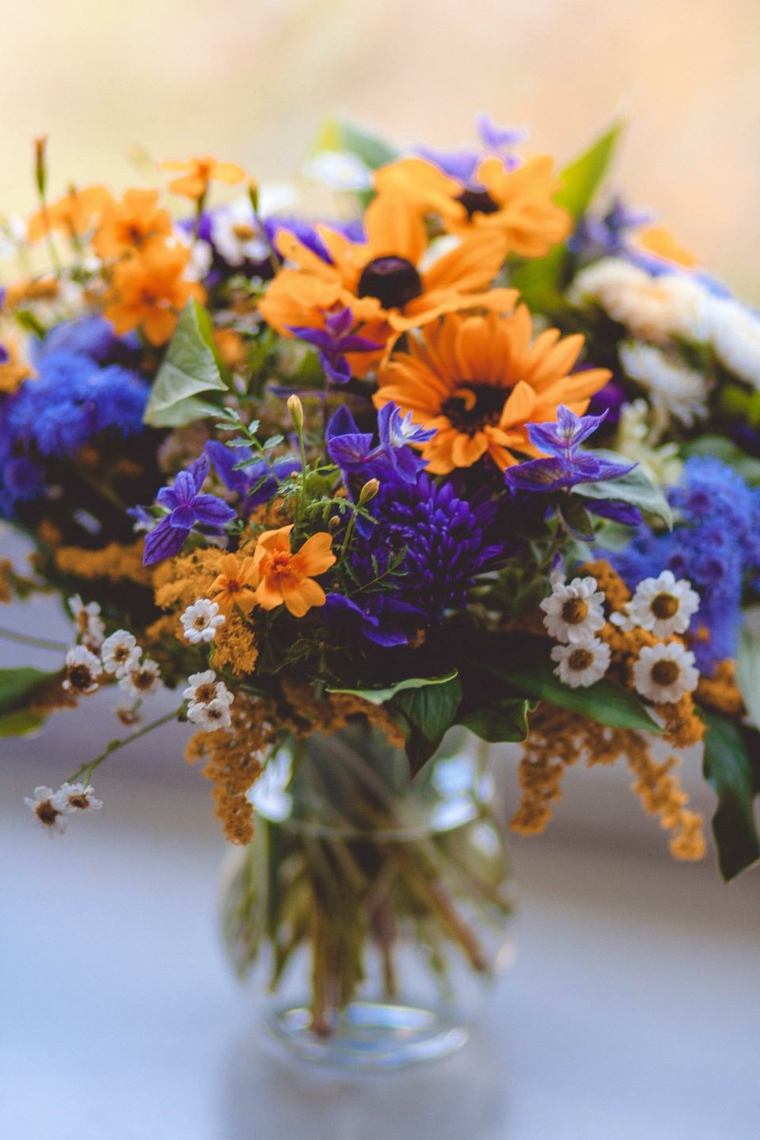 décorer table anniversaire bouquet de fleuers idée vase