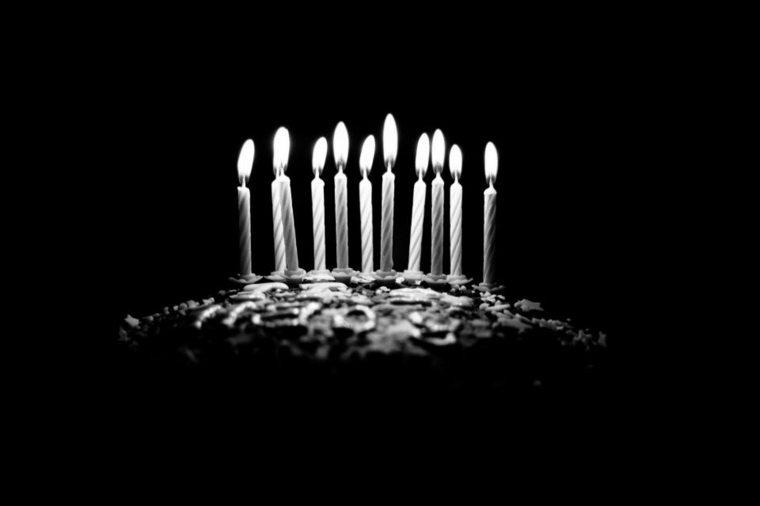 décorer table anniversaire idée gâteau bougies 