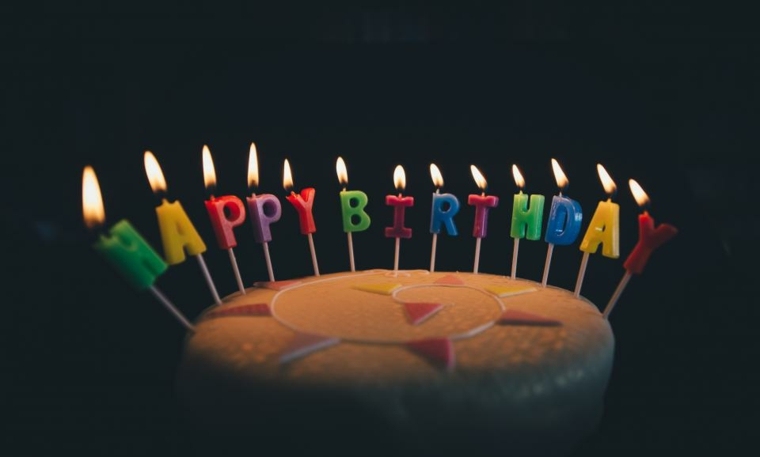 décorer table anniversaire idée gâteau anniversaire bougies allumées 