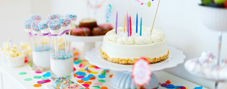 gâteau anniversaire fille garçon idée bougies décor coloré