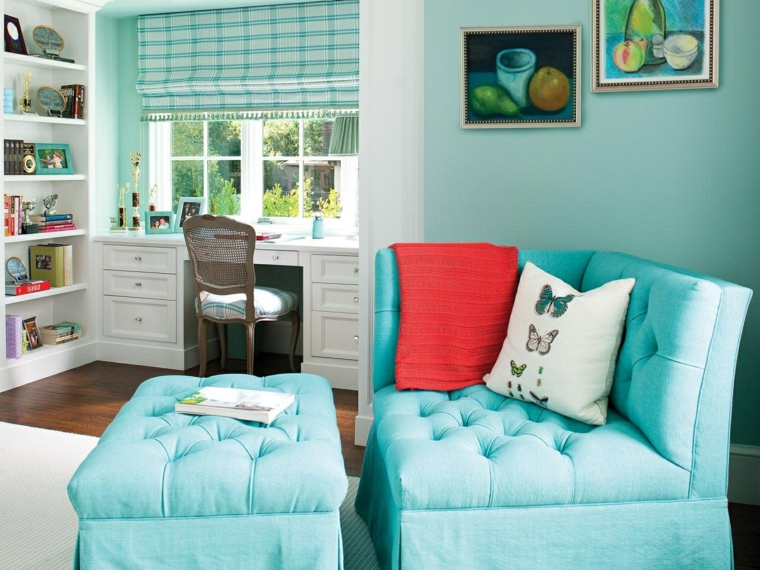 chambre fille ado canapé bleu fauteuil déco mur idée étagères blanches bois rangement bureau