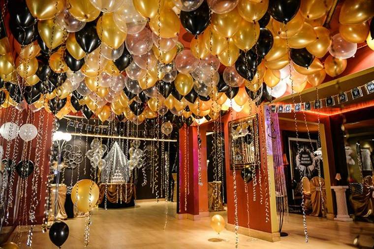 idée décoration anniversaire ballons or noir