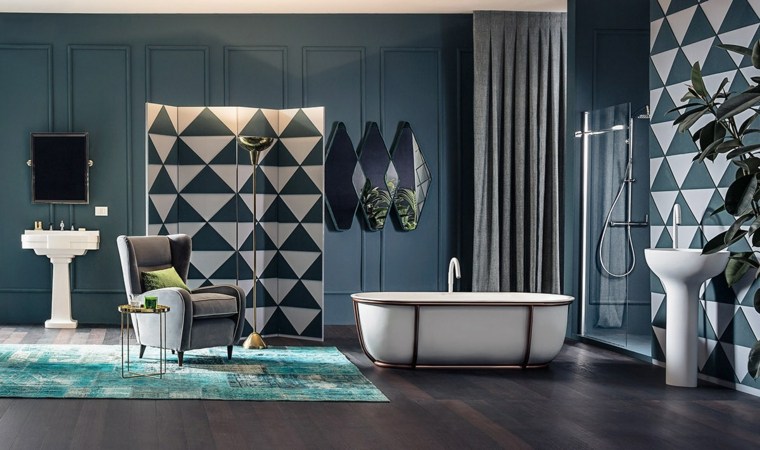 design intérieur moderne fauteuil gris tapis de sol mur bois bleu baignoire