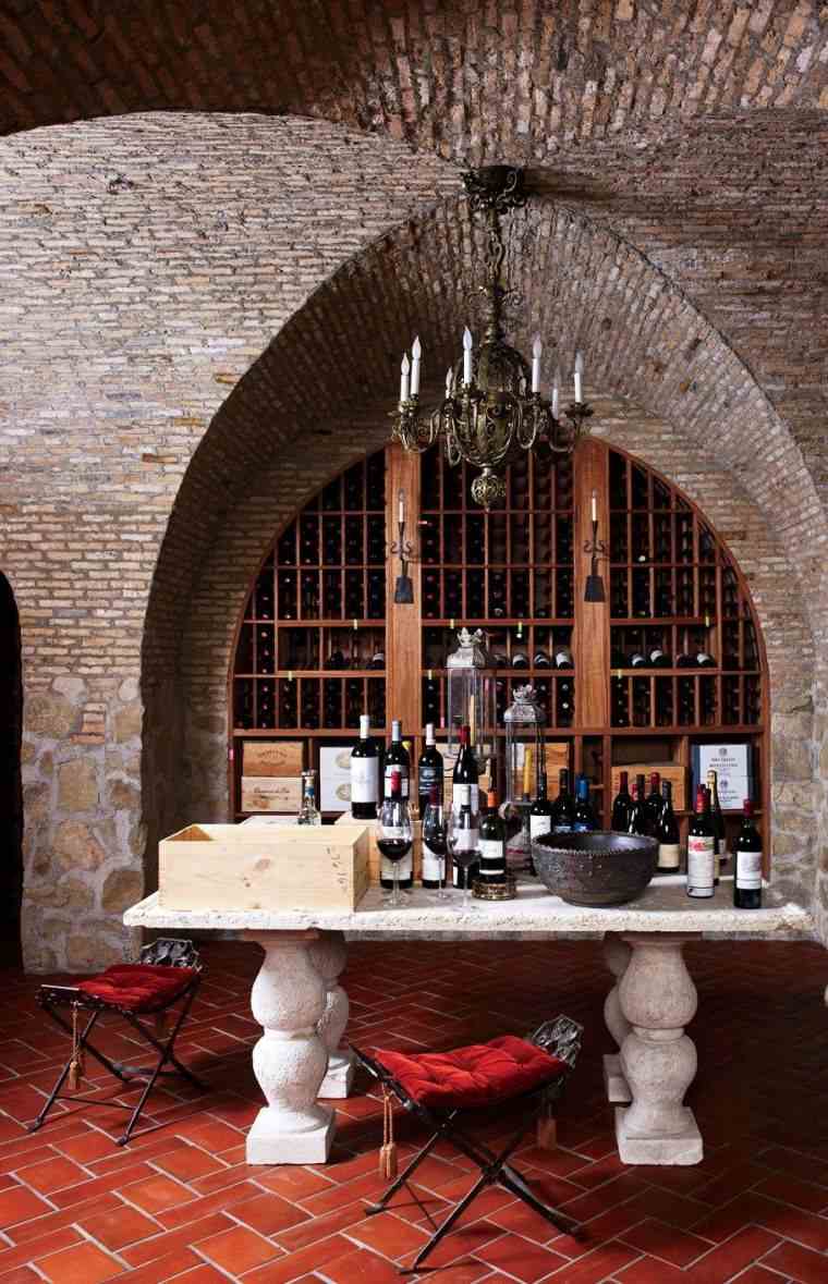 amenagement sous sol cave à vin espace degustation table pierre
