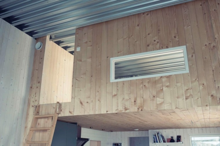 petite maison en bois norvège chambre en haut