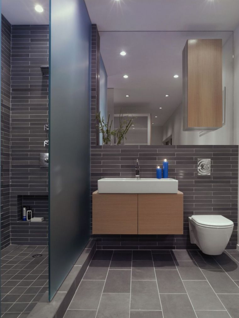 salle de bain gris et blanc carrelage douche-italienne separation verre