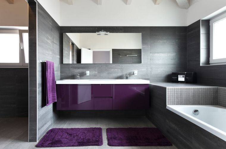 salle de bain gris et blanc meubles laqués modernes touches violet