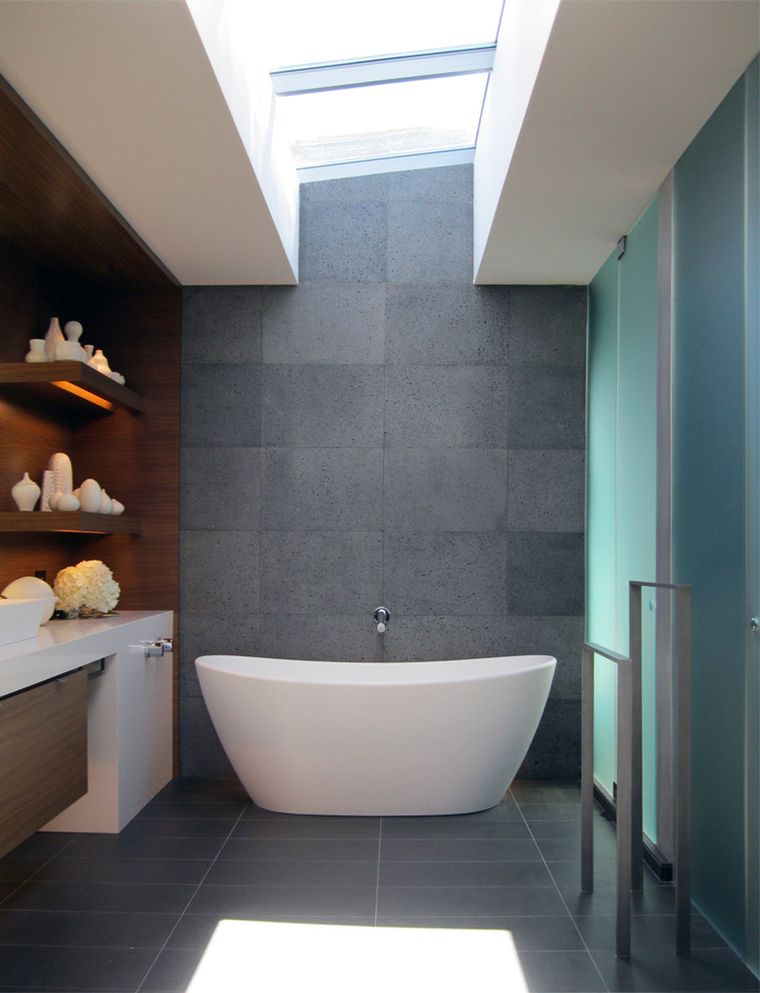 salle de bain gris et blanc touches bois amenagement petit esapce 