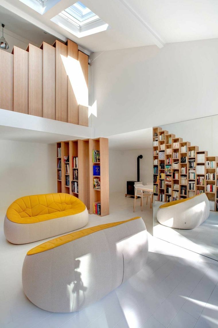 escalier bibliothèque bois decoration naturelle blanc et bois paris appartement design