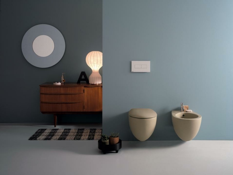 design salle de bains bois meuble idée miroir rond tapis de sol toilettes