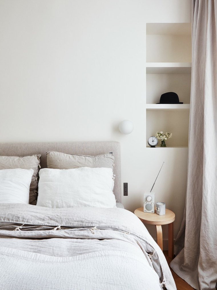 idée espace rangement étagères murales blanches chambre à coucher moderne tabouret bois