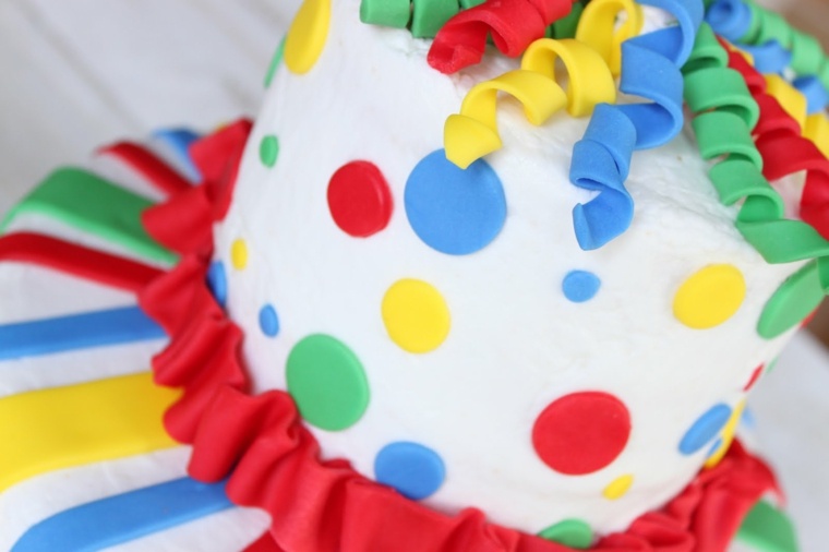 diy déco couleurs primaires gâteau anniversaire