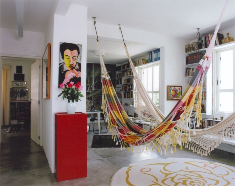 design intérieur hamac idée tapis sol rond meuble rouge bouquet de fleurs tableau