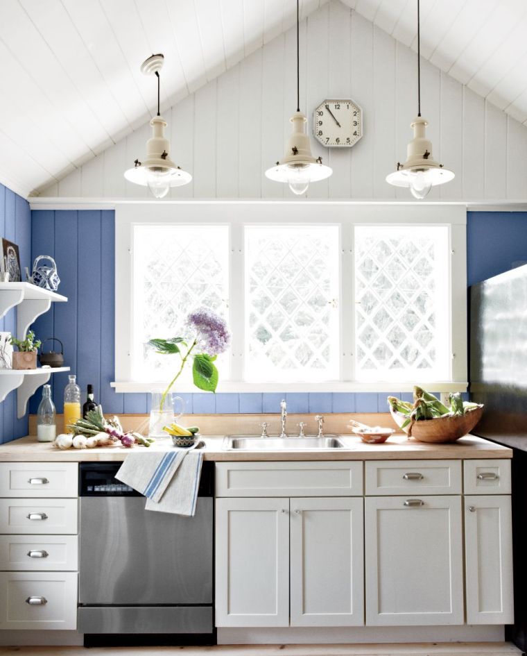 amenager une petite cuisine cottage style bord de mer blanc couleur peinture bleu