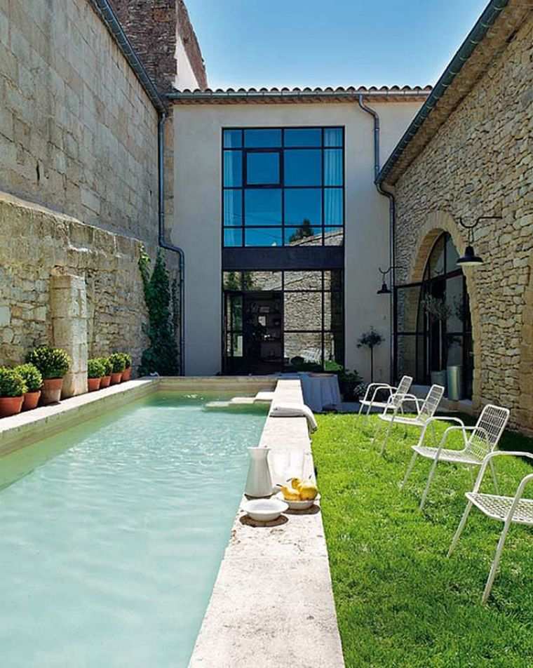 piscine longue amenagement couloir exterieur petit jardin design contemporain