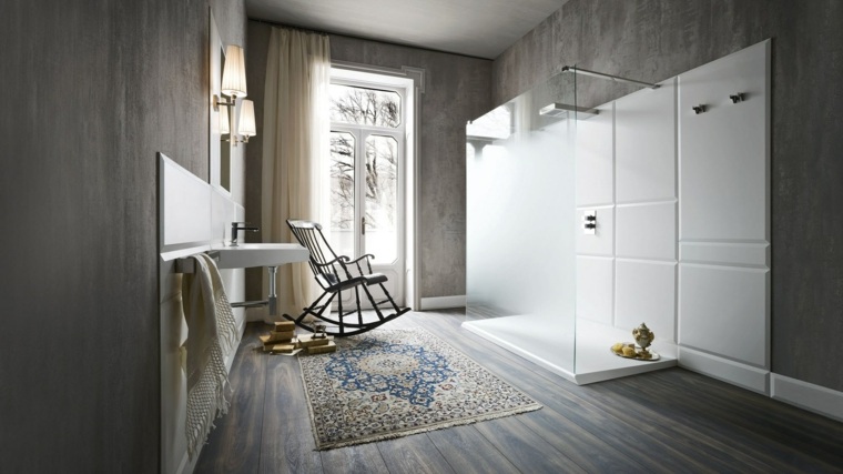 design salle de bains grise béton cabine de douche chaise en bois tapis de sol parquet bois