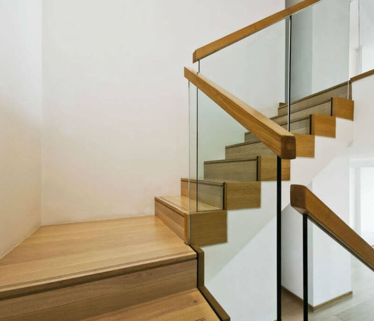 rampe d'escalier verre main courante bois contemporaine