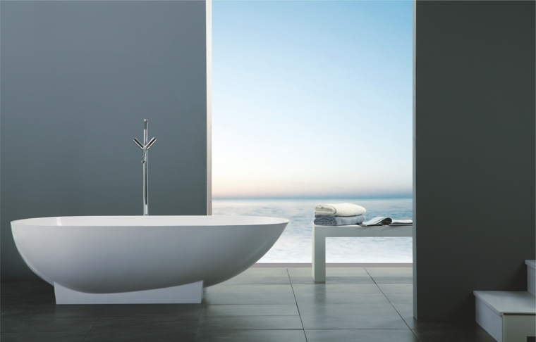 design salle de bain baignoire idée intérieur gris blanc revêtement sol