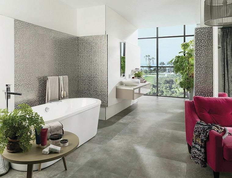 salle de bain design baignoire blanche idée fauteuil plante déco