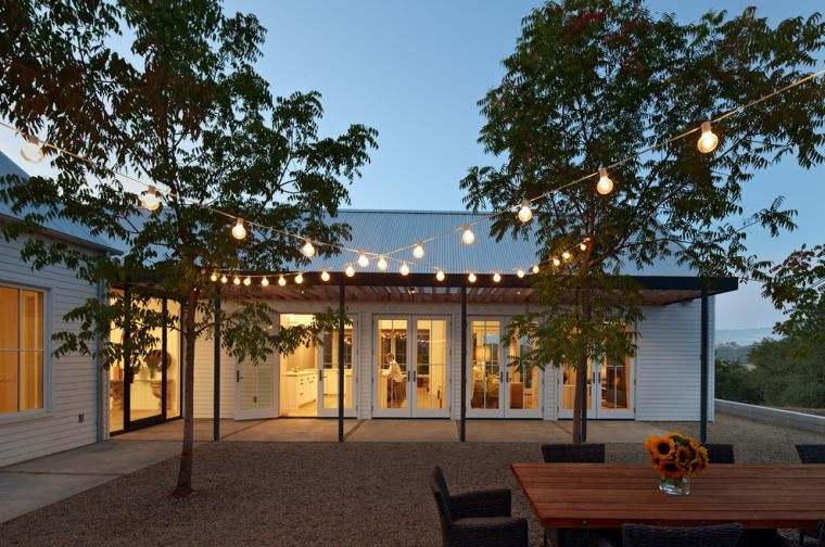 aménager une terrasse originale ambiance moderne guirlande luminaires exterieur