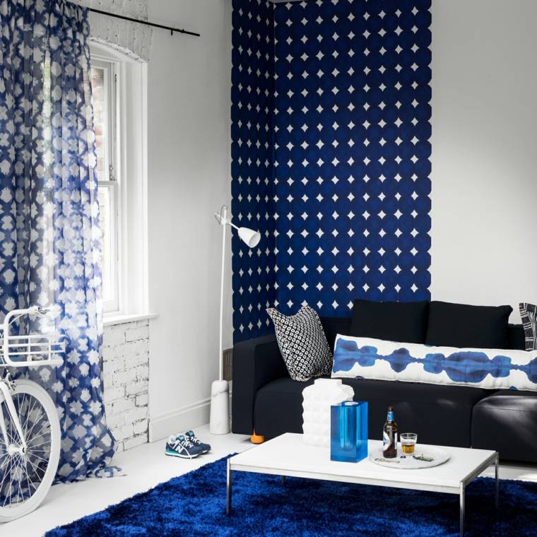 tendance couleur salon canapé bleu mur idée tapis de so bleu