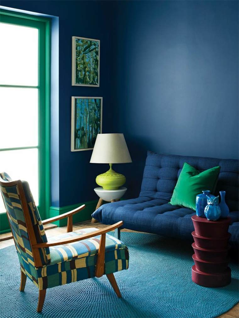 bleu intérieur salon canapé idée fauteuil moderne déco mur