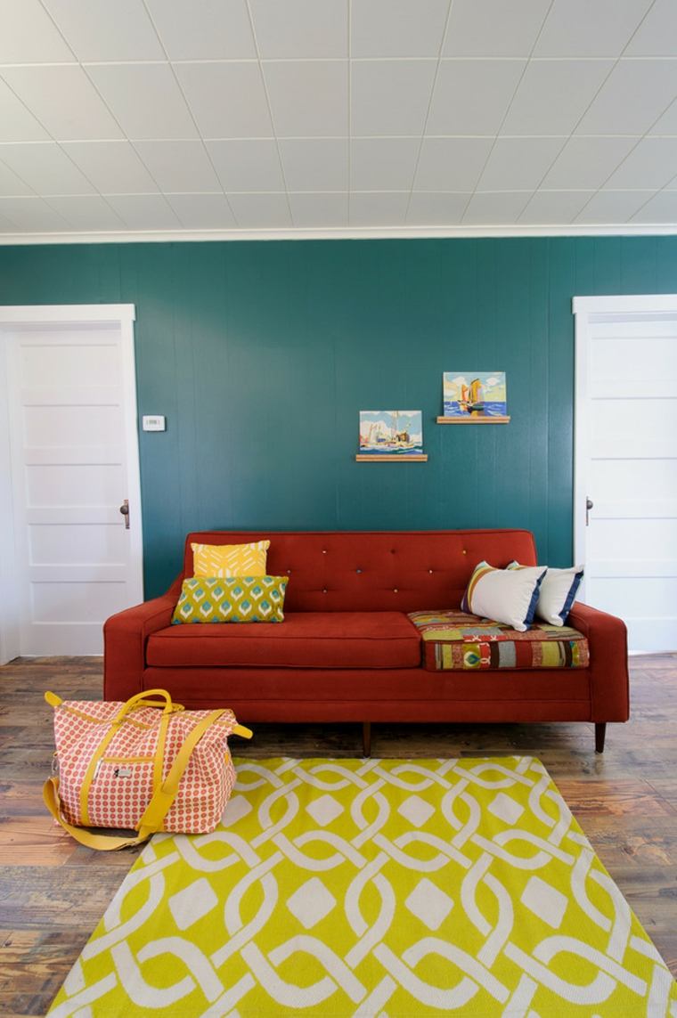 salon intérieur idée peinture mur bleu canapé design tapis de sol jaune idée