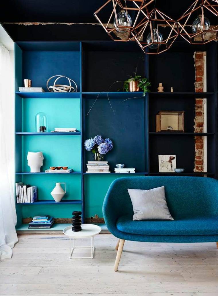 intérieur bleu salon luminaire idée étagères rangement parquet bois blanc