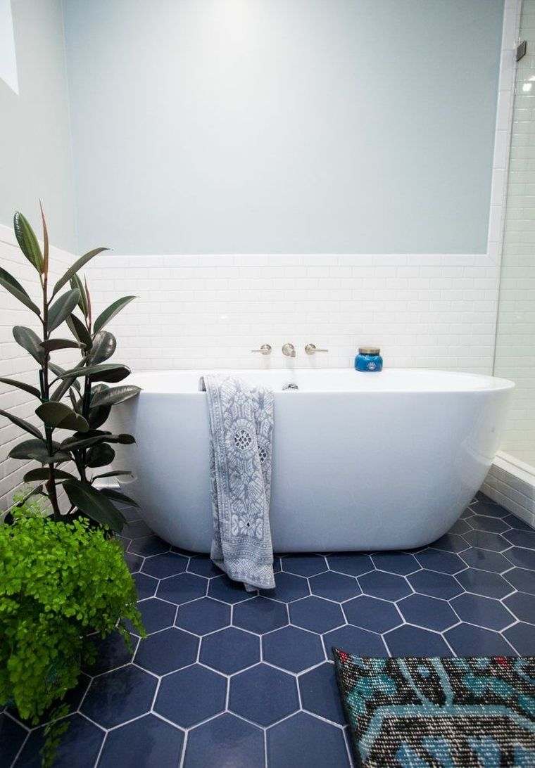 carrealge hexagonal bleu tomette deco petite salle de bain design moderne