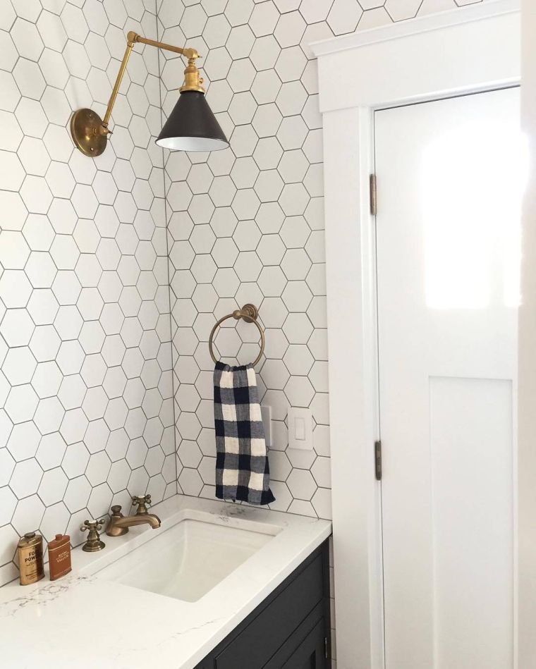 carreaux modernes tomettes salle de bain blanche et noire revetement mur