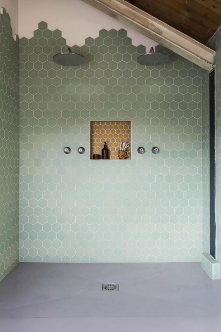 amenagement de salle de bain vert petit carreaux verts taille hexagone 